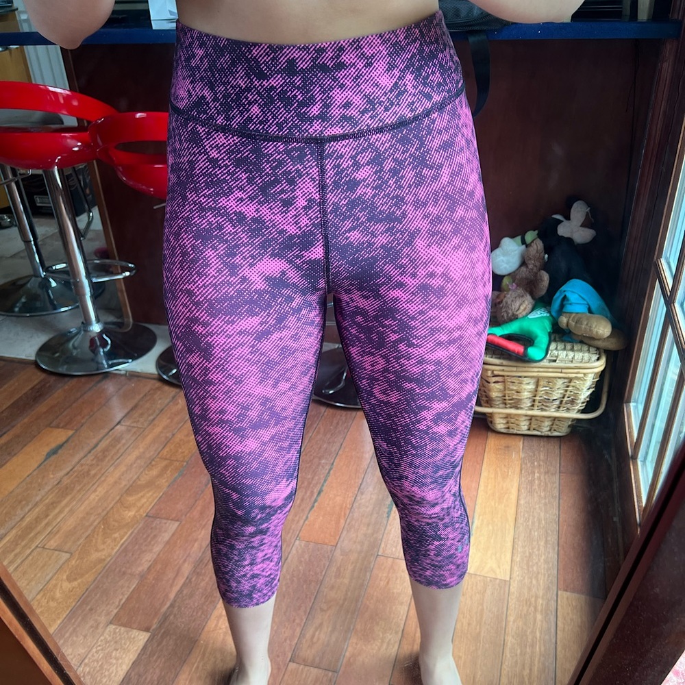Under Armour leggings, high rise, heat gear. Stretchy and flattering.